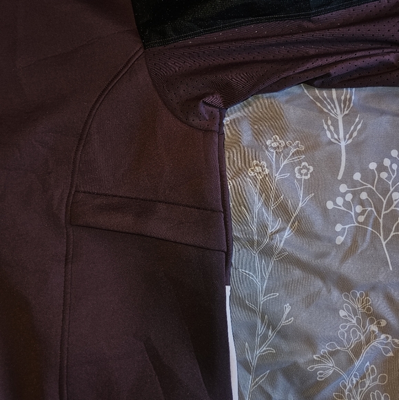 NikeWomen's Dri-FIT Run Division Top - Picture 7 of 7